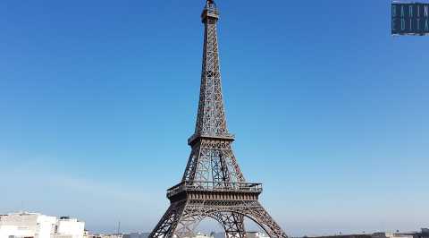 Andria come Parigi: sul tetto di un edificio si trova la "Torre Eiffel".  alta quattro metri